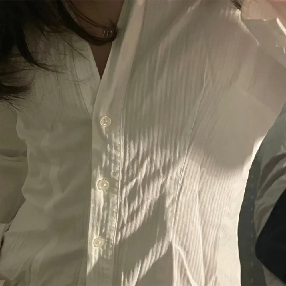 supersnygg skjorta från brandy melville, säljer den eftersom den inte kmr till någon användning 💗💗 verkligen så fin. Skjortor.