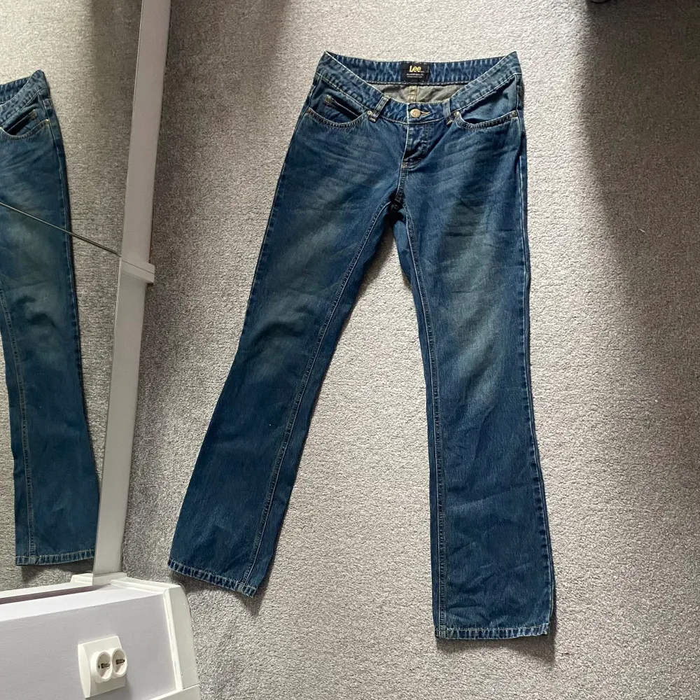 Superfina lågmidjande jeans från Lee. Kvaliten är som ny endast använt fåtal gånger. Storlek 28x32. Säljer för att jag tycker det är lite väl lågmidjade.. Jeans & Byxor.