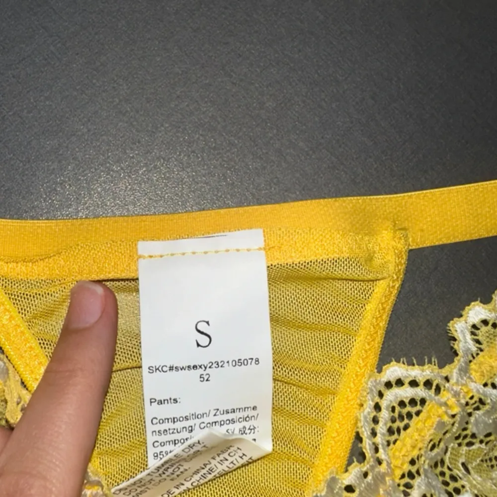Säljer dessa snygga gula underkläder som är helt oanvända. Storlek S men passsr även XS & M. Övrigt.