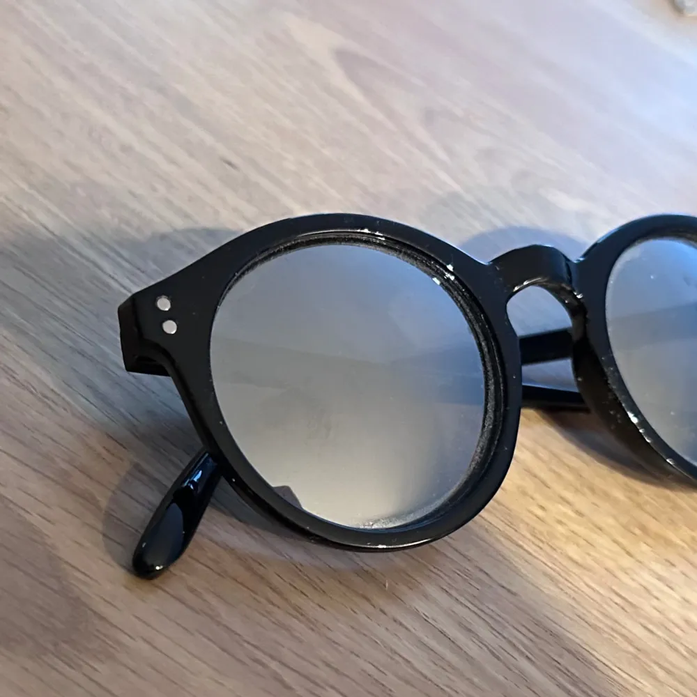 Jättefina solglasögon med spegelglas! Tror att de är från Lindex men är osäker, har inte använd dem utan de har bara förvarats! . Övrigt.