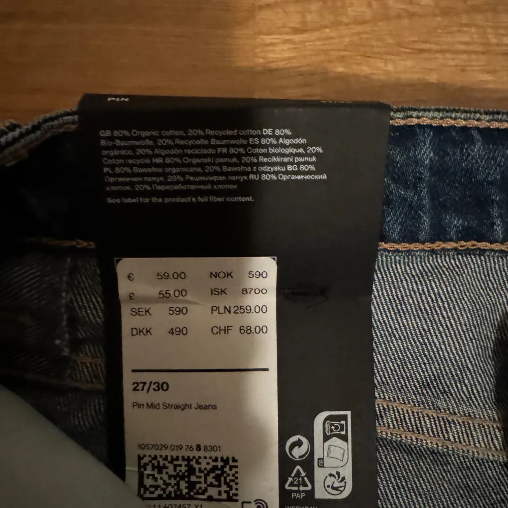 Säljer dessa helt oanvända weekday jeansen i modellen Pin, storlek 27/30. Midwaist modell i en fin mörkblå färg, säljer då de ej kommer till användning..🩷. Jeans & Byxor.