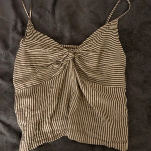 Topp Lindex  - Supersöt topp från Lindex. Har tyvärr inte använt den så mycket men den är verkligen superfin!