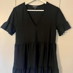 Miniklänning  - Miniklänning med volanger i storlek 38/M. Köpt på ASOS och aldrig använt.