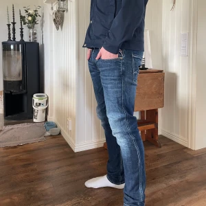 Replay anbass W33 - Ett par replay jeans som inte kommer till användning längre! De är i bra skick och passar den som normalt vis har W32 L32. Skriv gärna om ni har frågor!