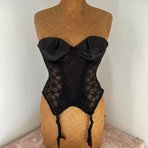 Svart korsett - Säljer då kupstorleken var för stor (B-C)💝 Waist adjustable xxs-s