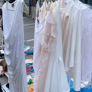 Flera olika klänningar och toppar i vitt. Storlek small/ medium och pris från 60 kronor  Finns i Fredhäll