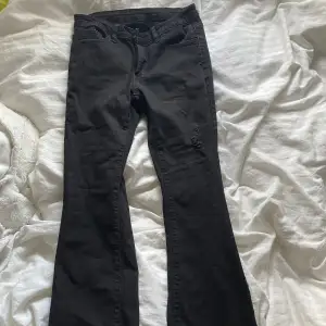 Snygga svarta lågmidjade jeans i storlek XS💗 Aldrig använda då de är för små för mig, därför väldigt bra skick🥰 Priset kan diskuteras! Skriv till mig om du vill ha måtten/fler bilder på jeansen☺️