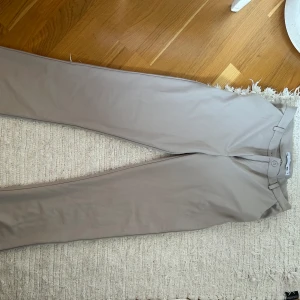 Kostymbyxor - Strl S, utsvängda i grå/beige