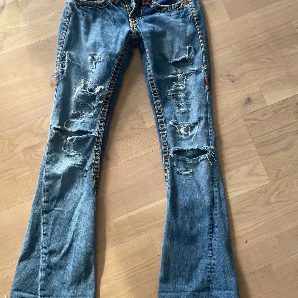 Köpt här på Plick , snygga true religion men inte min stil längre ✨ midjemått tvärsöver 35 cm innerbenslängd:79. Jeans & Byxor.