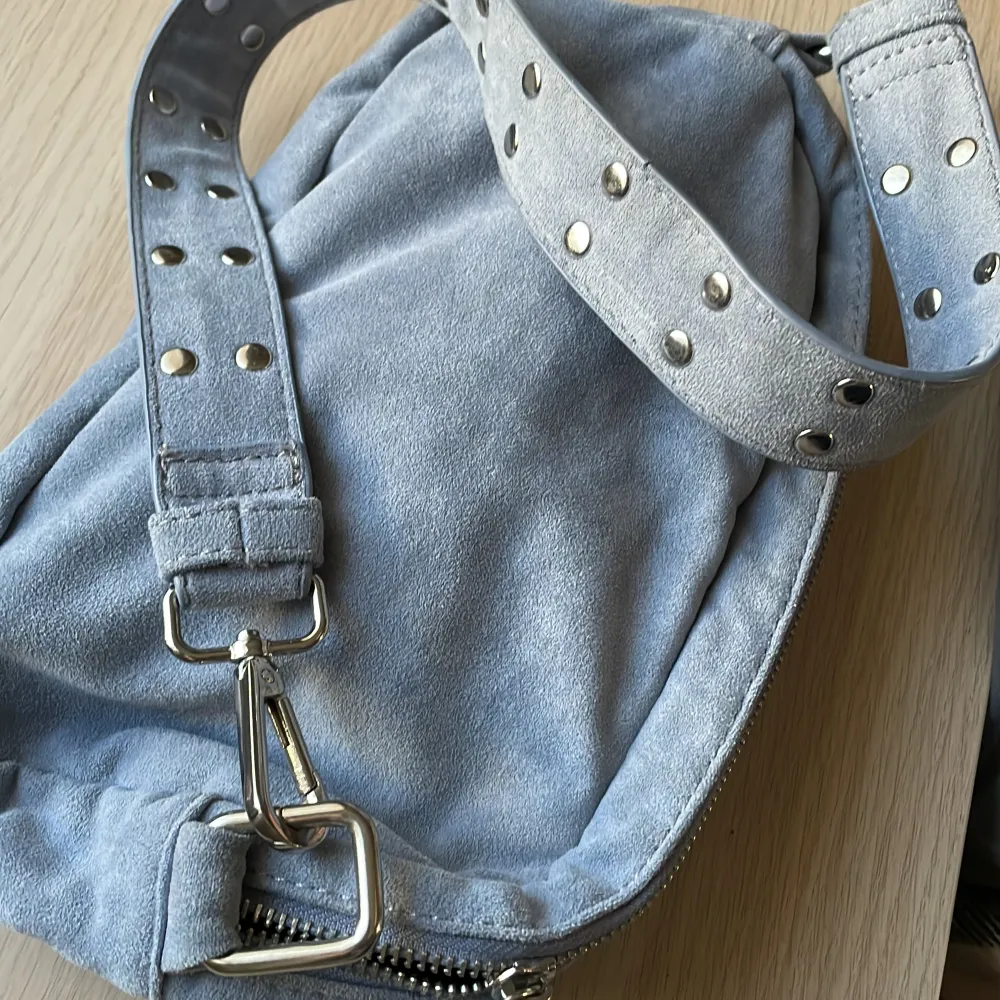 Säljer min knappt använda Gina väska i en ljusblå färg, mocka liknade material💕. Väskor.