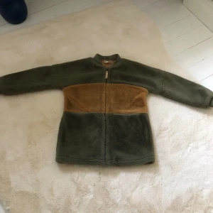 Jacka - Jacka för tjej storlek 128. Liten reva i fodret på insidan, ej synligt när jackan bärs