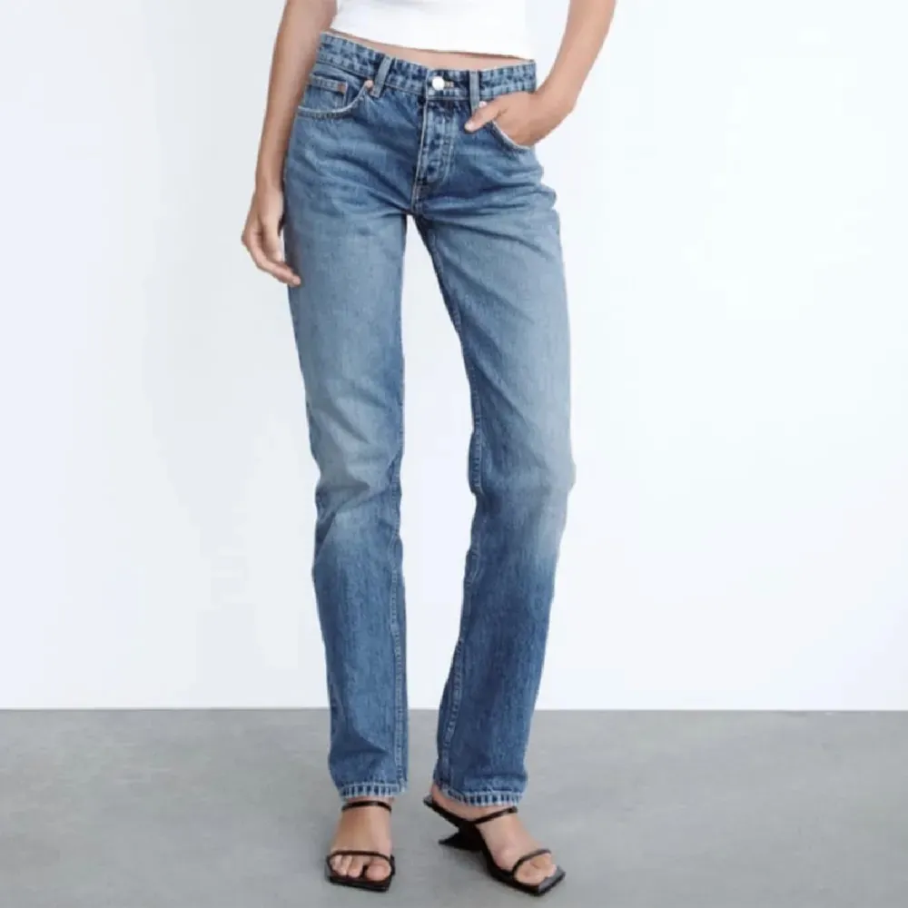 Jättesnygga raka mid waist jeans från zara. Välanvända men i gott skick🌟. Jeans & Byxor.