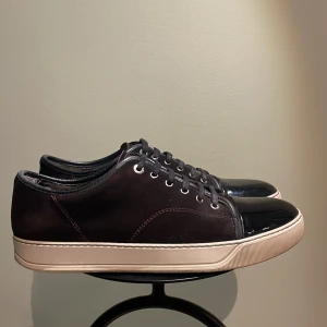 Lanvin skor  - Hej! Säljer nu dessa super eftertraktade lanvin skor. Skorna är i toppskick 8,5/10(liten defekt i hälen) märks inte av vid användning. Med skorna medföljer box