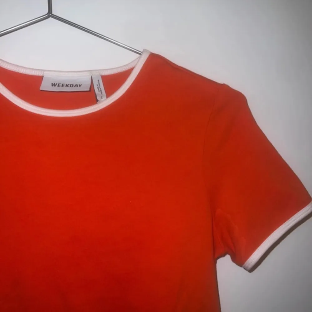 Orange t-shirt . T-shirts.