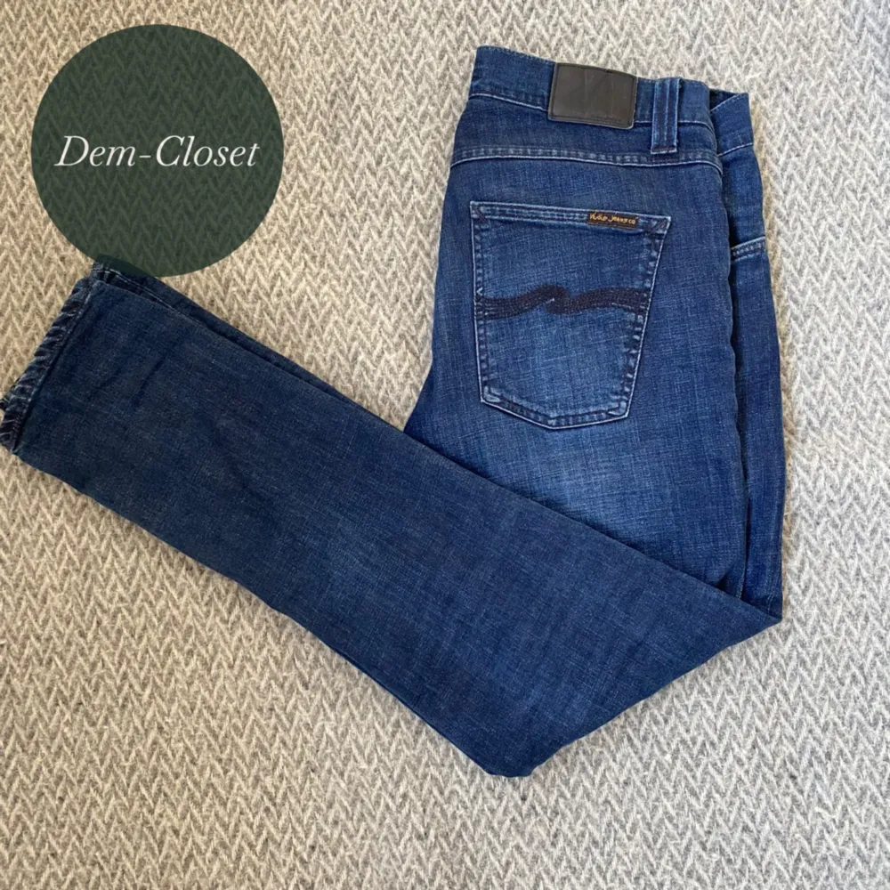 Hej! Säljer nu ett par riktigt feta Nudie jeans i 10/10 skick. Moddelen på jeansen är Lean Dean och storlek är W31 L32. Killen på bilden är 180cm och väger upp mot 70 kg. Skriv vid frågor och funderingar. . Jeans & Byxor.