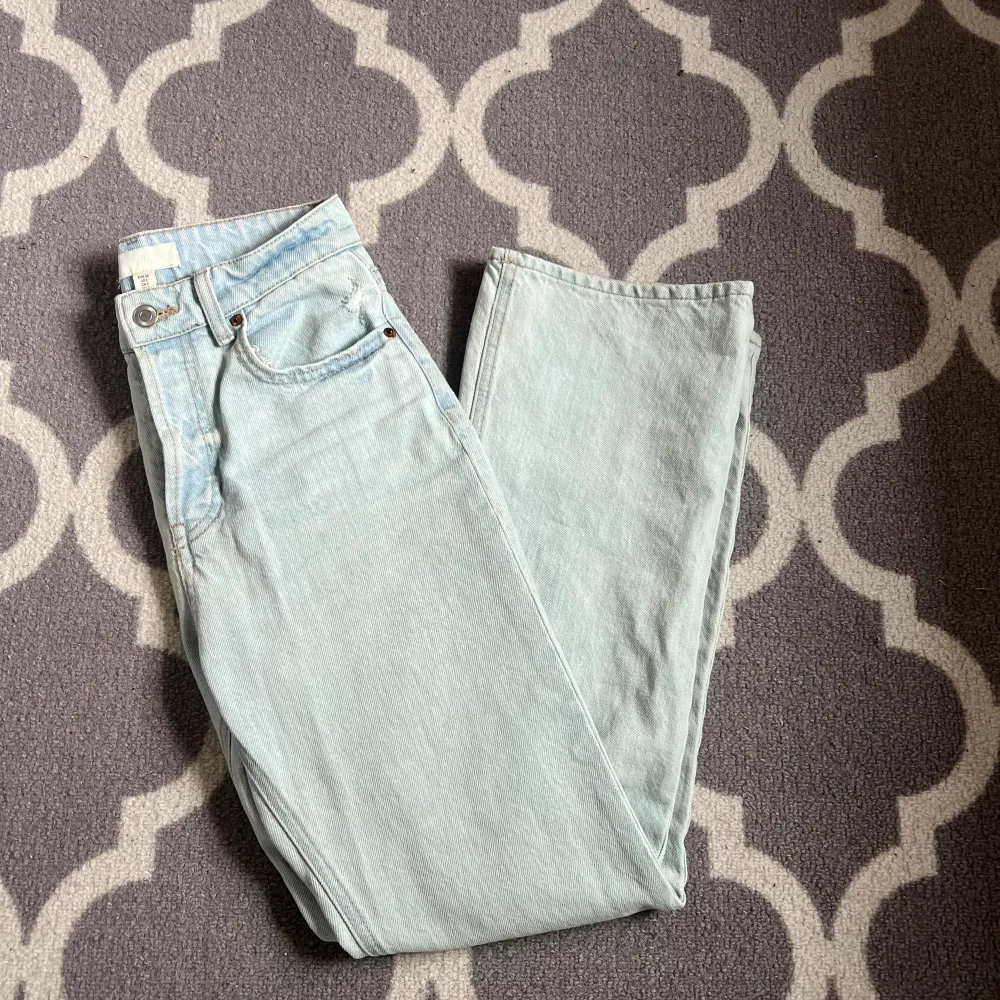 Säljer dessa snygga ljusblå jeans från H&M i modellen Slim Straight High Jeans då de är lite stora. Fint skick!💘. Jeans & Byxor.