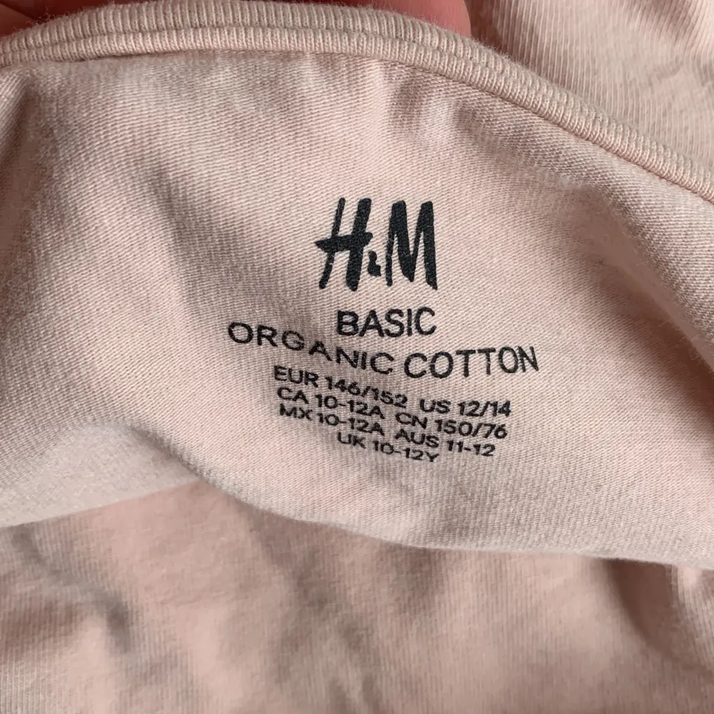 Säljer detta rosa linnet som inte kommer till användning, tvättar  såklart innan jag skickar det. Om du skulle vilja ha detta linne i grått så kan du gå in på min profil så finns det där! 🩷. Toppar.