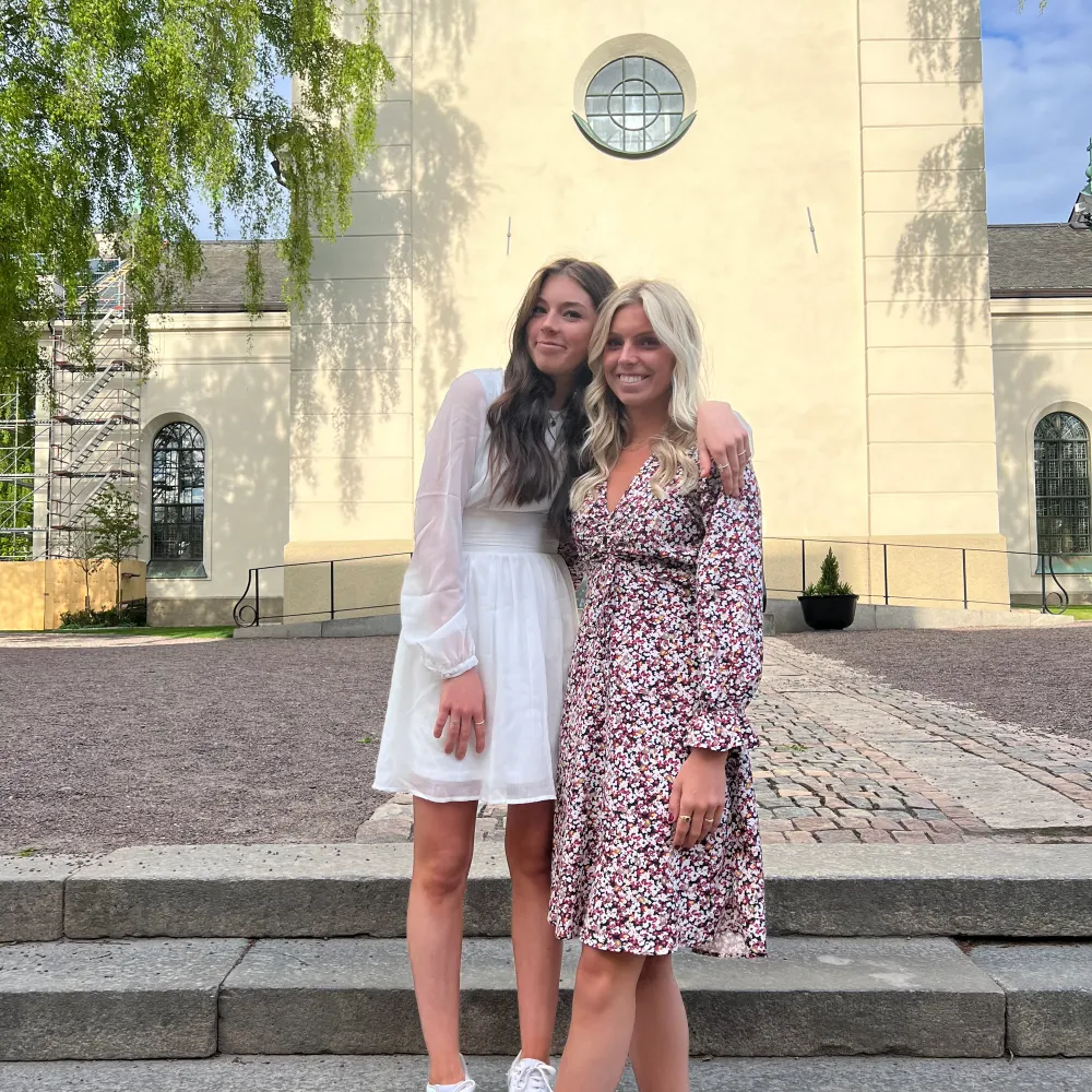 Säljer en vit klänning från bubbleroom, perfekt till skolasvlutning! Använd endast en gång, därför i toppen skick. Säljer för 200 kr. Storlek 36 ❣️. Mekot.