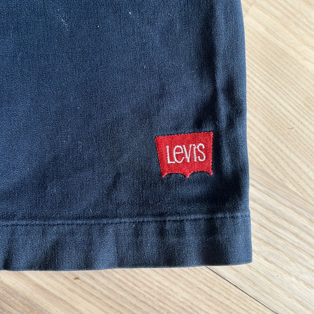 Mörkblå Levis shorts i storlek 36. De är i jättefint skick🫶🏻. Shorts.