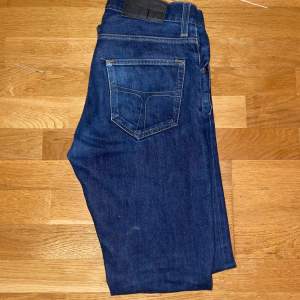 Tja säljer dessa tiger of Sweden jeans i 10/10 skick jeansen är i storlek 29:32 och modellen på bilden är 184 cm lång. Skriv för ytterligare frågor