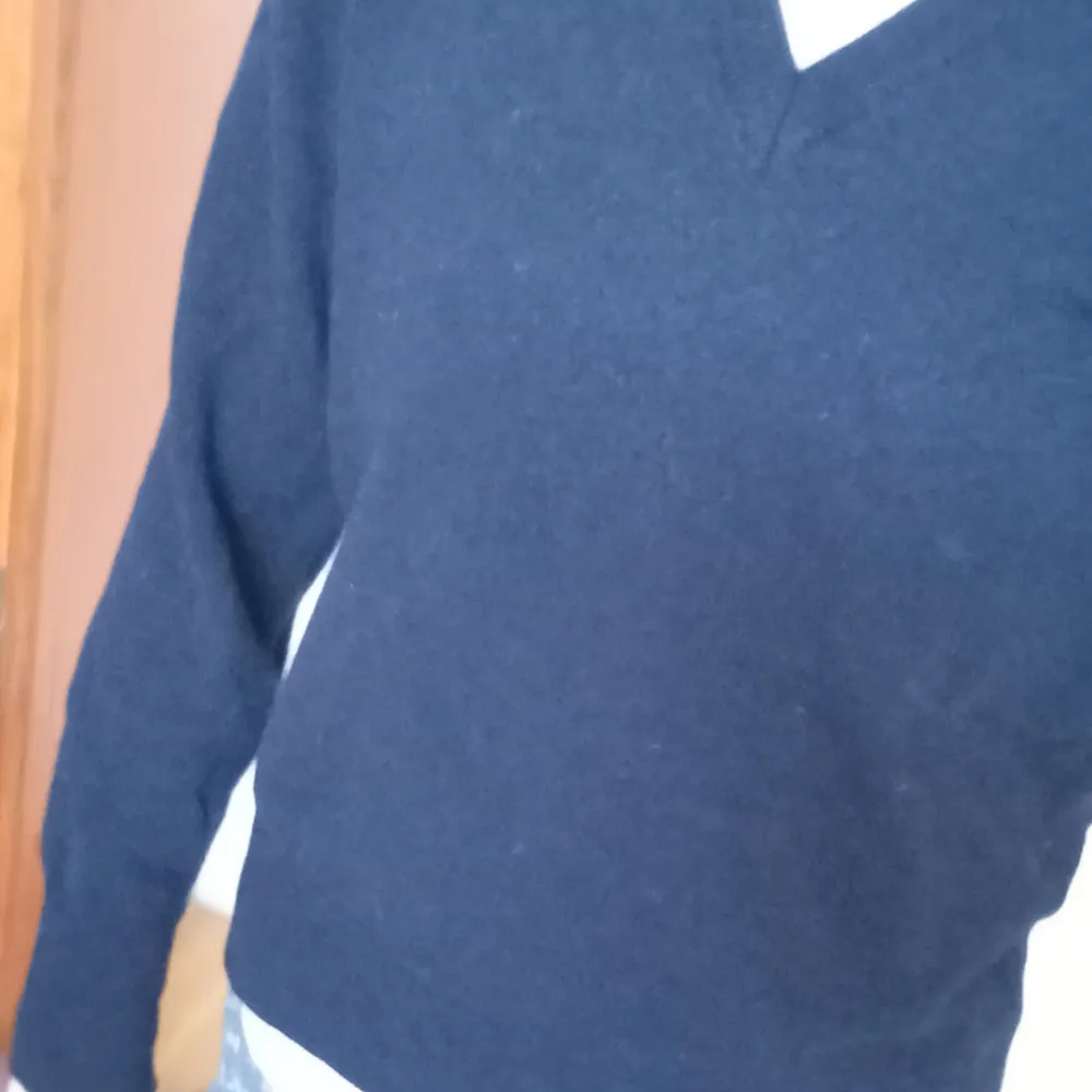 Jättefin mörkblå tröja, knappt använd. Storlek xxs-xs. Tröjor & Koftor.