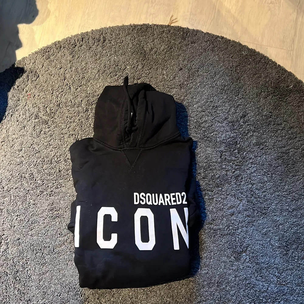 Dsquared2 hoodie säljes för den ej kommer till användning mer. Nypris 4800 kr. Pris kan diskuteras vid snabb affär. Hoodies.