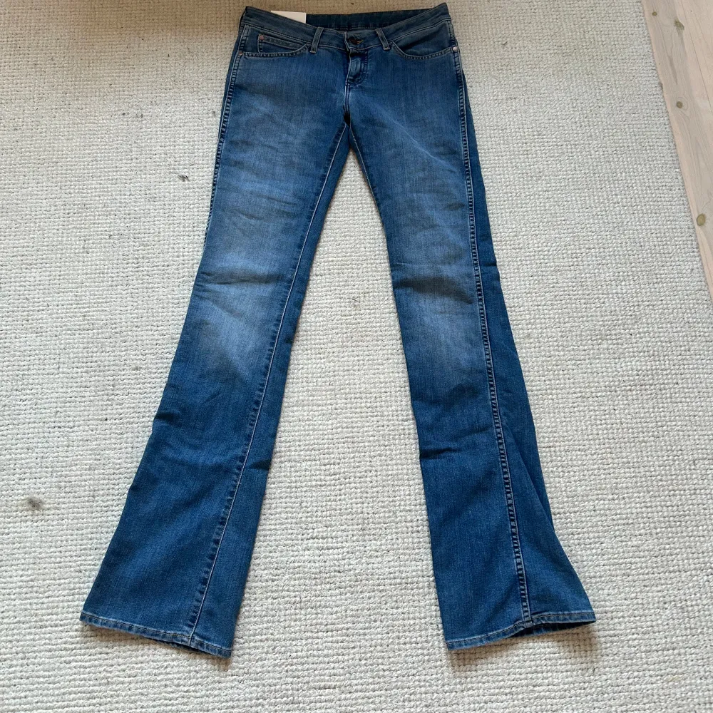 Från Wrangler  Midjemått: 38cm Innerbenslängd: 89cm. Jeans & Byxor.