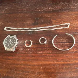 Hej säljer nu lite smycken! En klocka från Armani 500kr Ringar från guldfynd 300kr styck Armband från jeansbolaget 150kr Halsband från guldfynd 650kr Hör V er vid intresse och frågor!