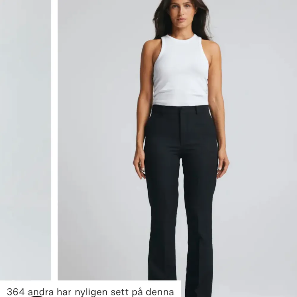 kostymbyxor, endast använda 2 gånger då det blev fel storlek, köpte lika fast i rätt storlek och blev jättenöjd. Ordinarie pris 499 kr. Pris kan diskuteras vid snabb affär . Jeans & Byxor.
