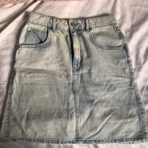 Jeans kjol - Snygg jeans kjol i storlek 36 från Gina, med fint skick💕