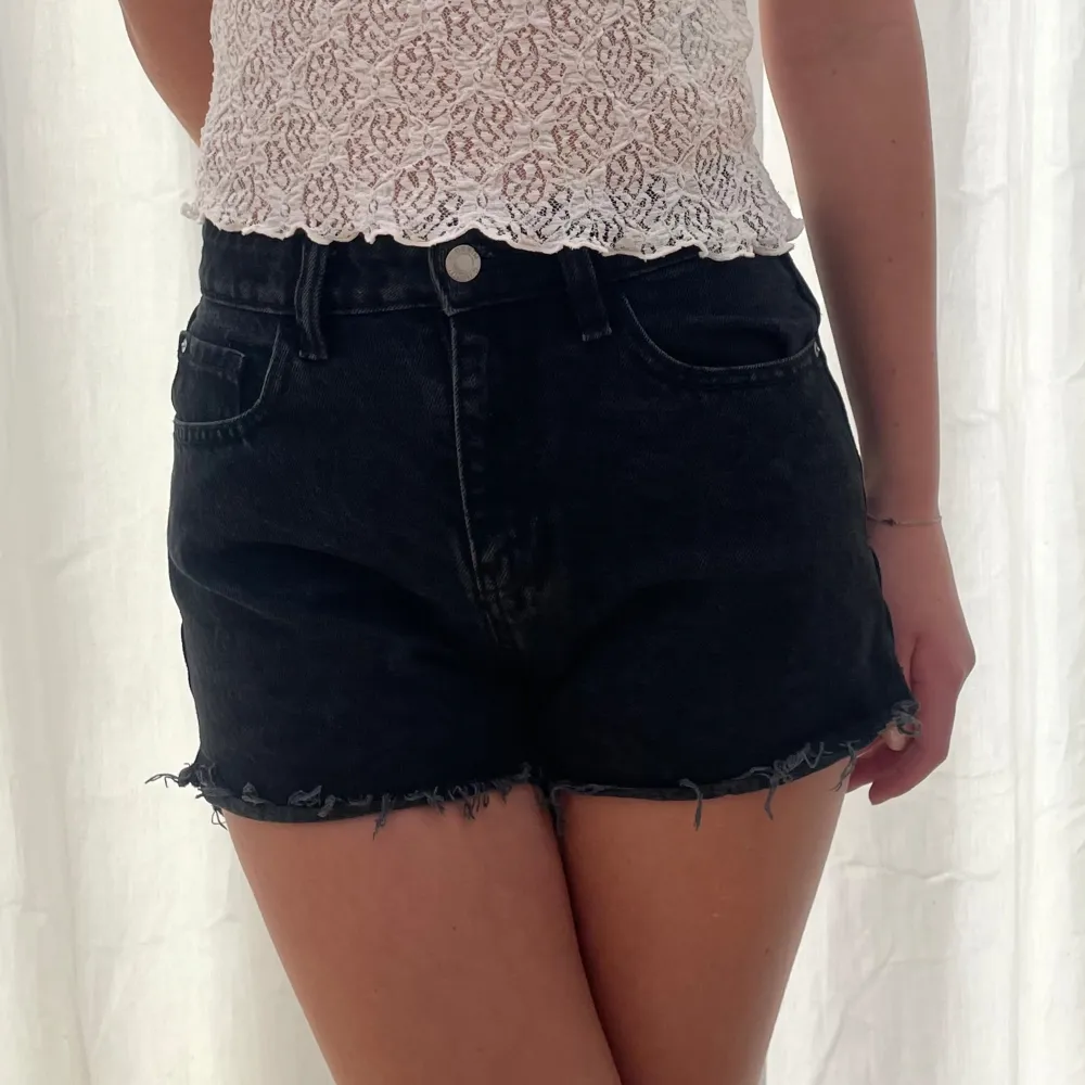 Supersnygga jeansshorts köpta från Cubus i mycket bra skick! Ord. pris 349kr.🖤. Shorts.