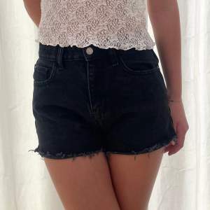 Supersnygga jeansshorts köpta från Cubus i mycket bra skick! Ord. pris 349kr.🖤