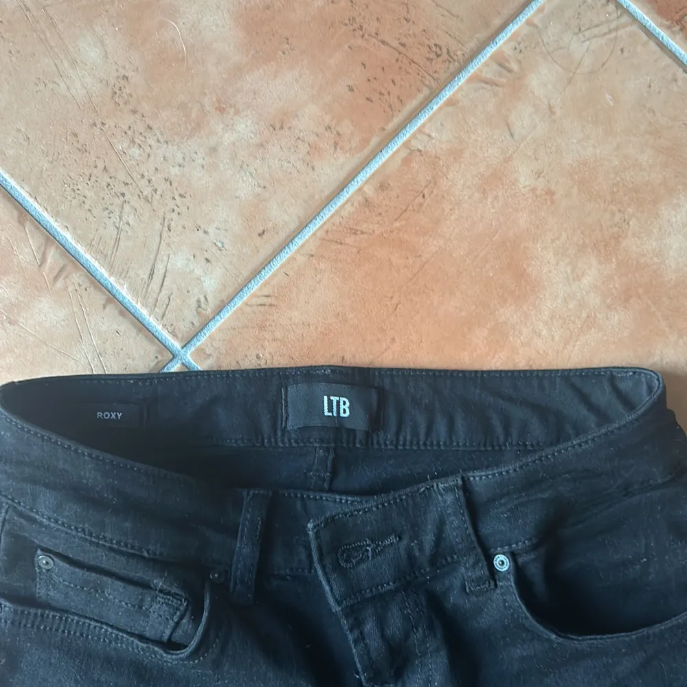 Jag säljer mina svarta ltb jeans i Roxy  25x30 . Jeans & Byxor.
