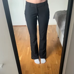 Bikbok low waist kostymbyxor  - Säljer dessa kostymbyxor från Bikbok som blivit för små men som är som nya🖤
