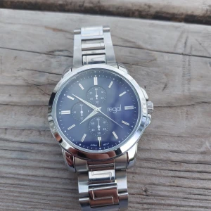 Regal klocka - En jättefin Stockholmstil klocka. Inget fel på den och funkar perfekt. 