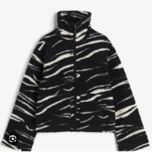 Tiger jacka hm - Jättefin trendig jacka/kofta passar perfekt till våren!  Tryck inte på köp nu!! Vid snabb affär kan jag tänka mig att gå ner i pris  Vill helst mötas upp blir enklast (i Stockholm)