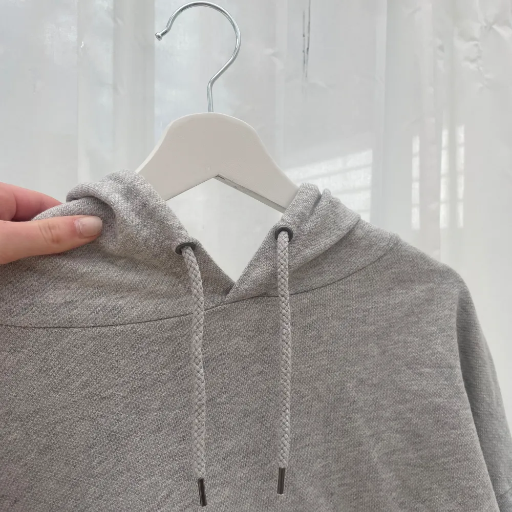 Snygg, ljusgrå croppad hoodie från Bik Bok. Lite oversized i modellen. Endast använd ett flertal gånger.✨Ord. pris 349kr.. Hoodies.