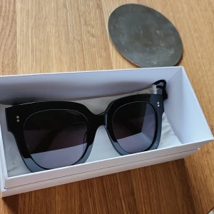 Chimi 008 solglasögon - Svarta chimi 008 solglasögon. Använda en del men i fint skick. En liten vit prick på ena glaset som jag inte får bort.  Kartong + påse till glasögonen finns. Påsen har några få fläckar.  Häntas på Kungsholmen. 
