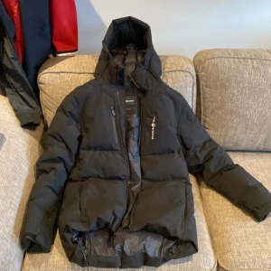 Fet sail racing jacka ( vinter ) - Passa på att köpa då prissättningen är låg pga sommar väder.självklart äkta och felfri förutom upphängningsbiten men det är lättfixat. Nypris runt 5500kr mitt pris 3683kr jackan är väldigt unik. Kan gå ner i pris vid snabb och smidig affär💸