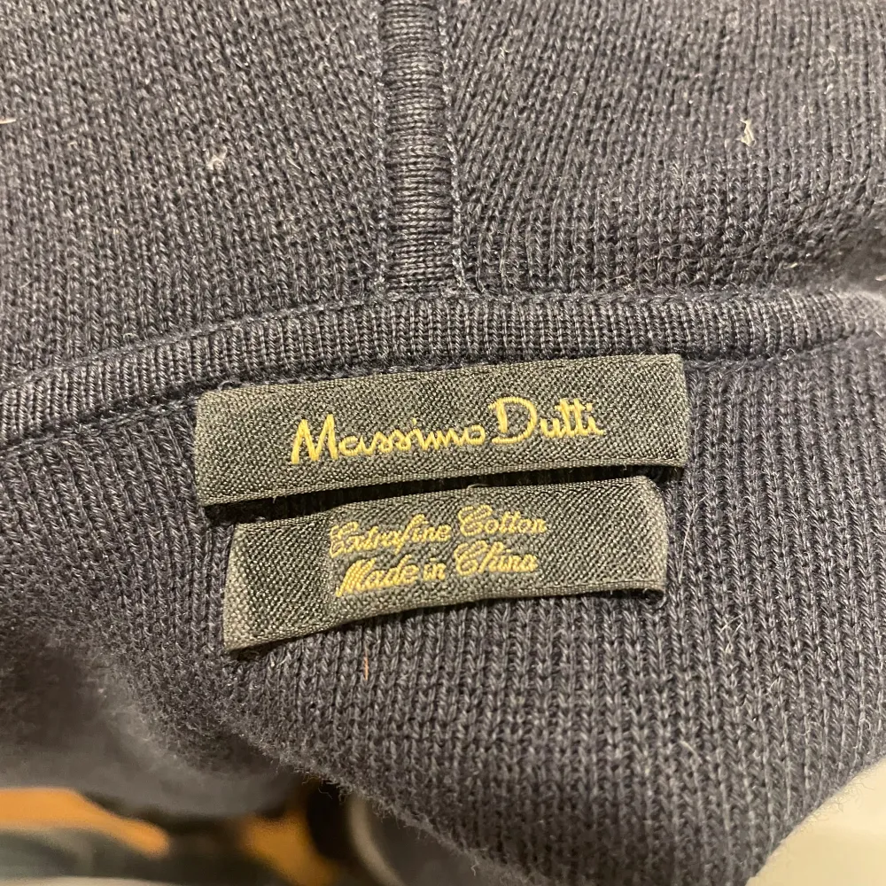 En eftertraktad zip hoodie ifrån Massimo dutti som inte heller säljs längre, den är i storleken M men passar S/M, dragkedjan kan va lite trög ibland men inga andra defekter, priset är 749!. Hoodies.