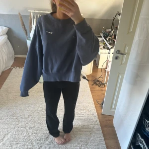 Nike sweatshirt  - Säljer denna jättefina sweatshirt i en blå färg från Nike då den är lite stor för mig. Väldigt bekväm och sitter väldigt fint!!!💕Storlek S men skulle säga att den passar en M också. Skriv för fler bilder😊