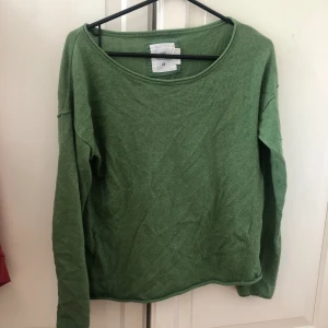 Grön tröja  - Köpt secondhand men andvänd av mig bara ett fåtal gånge har dock ett mini hål!💕