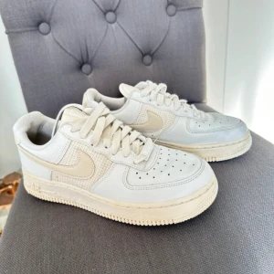 Nike air force 1 - Nike air force i limited edition färg. Använda endast ett fåtal ggr, och är i bra skick! 🤍 Perfekta nu till sommaren! Kartong medföljer Lite sönder där bak därav priset, skriv för bilder! Annars felfria