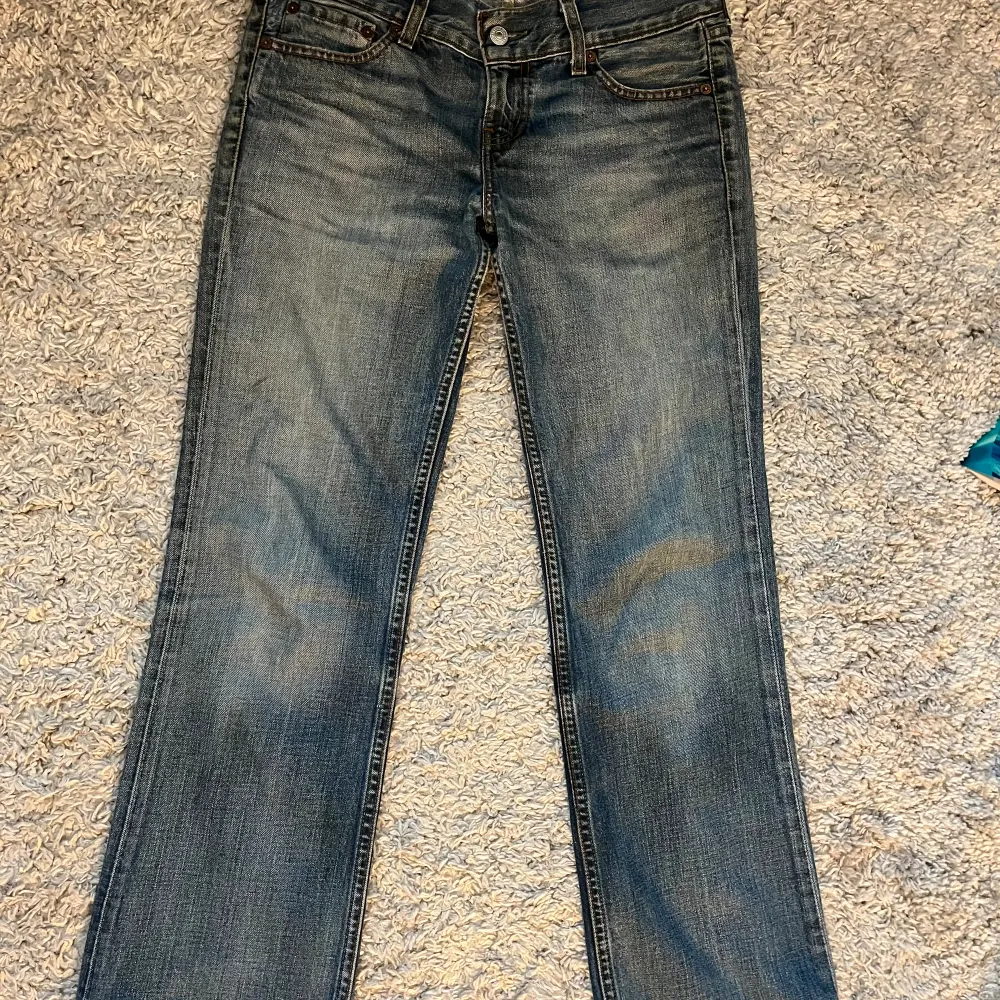 Super snygga låg midjade, square-cut straight Levi’s jeans som tyvärr är för stora för mig. Jag har haft skosnören i så det är hål för det💗 W40 L73. Jeans & Byxor.