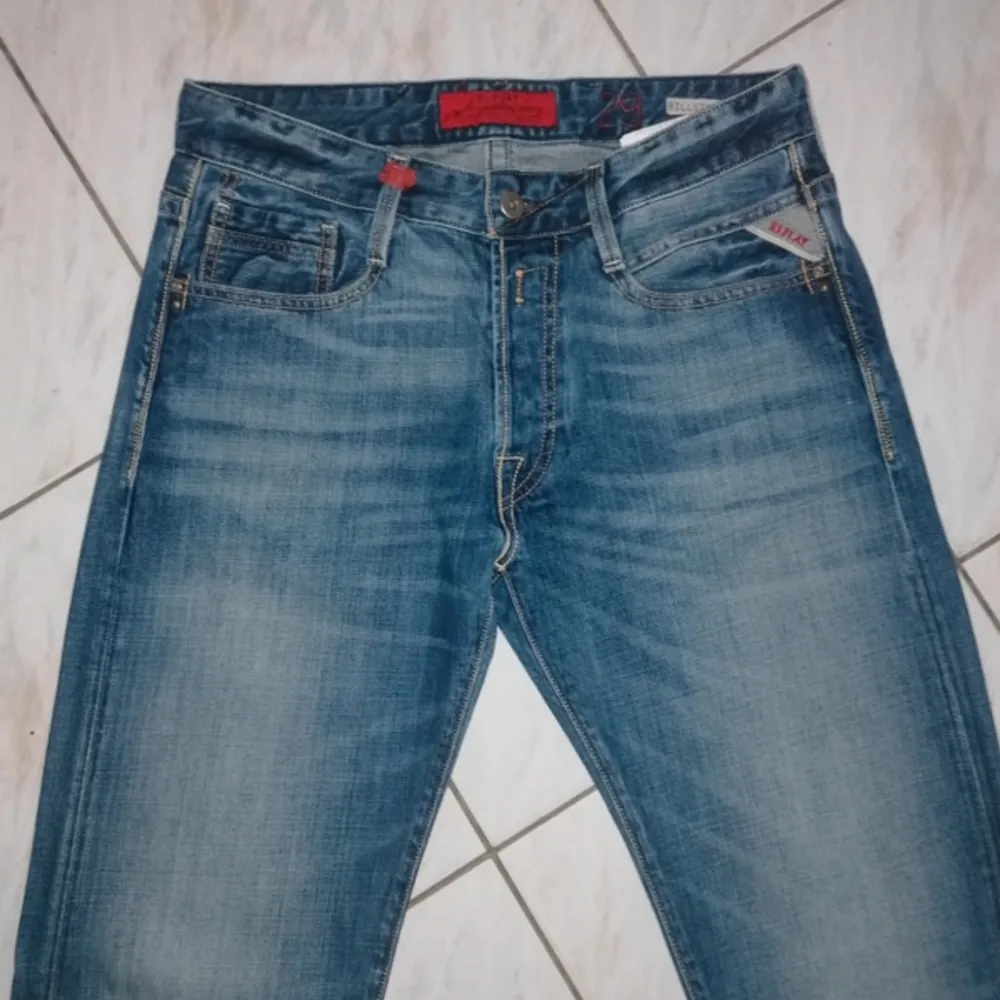 Riktigt feta replay jeans i väldigt bra skick! Waist: 29  Length: 32 Skriv vid minsta lilla fundering🍾🍾. Jeans & Byxor.