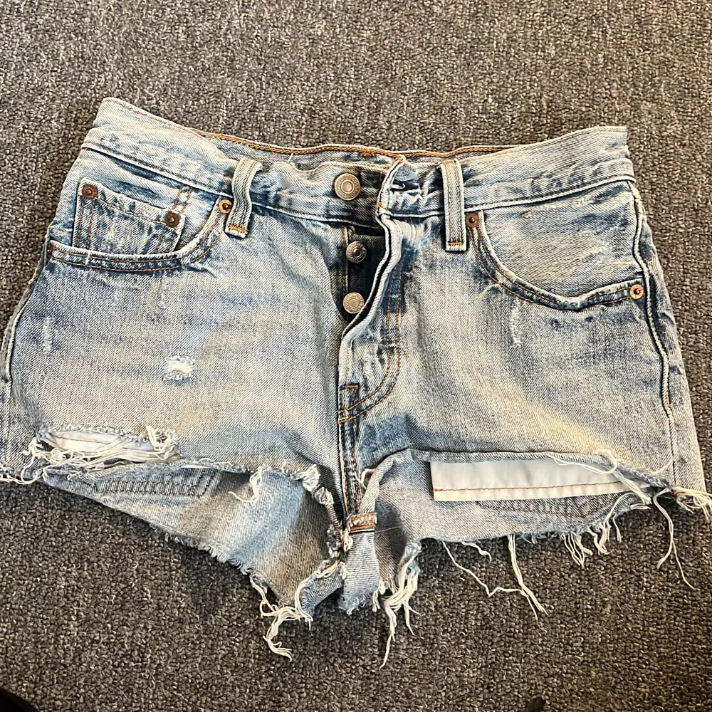 Korta Low Waist jeans shorts från levis. DÖ SNYGGA MEN TYVÄRR FÖR SMÅ😩😩😍Storlek xs/s. Snabby köp så kan jag tänka mig sänka priset!. Shorts.