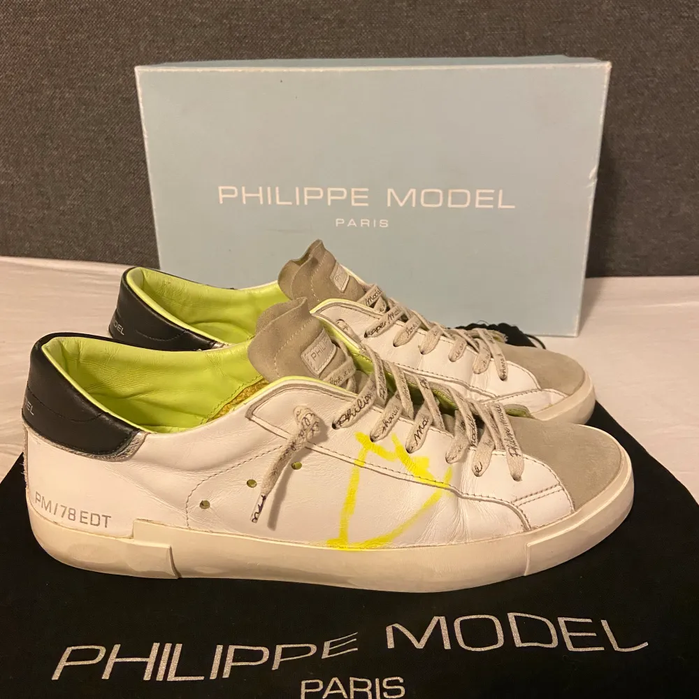 Riktigt fräscha och sällsynta Philippe model skor! Skicket är 9/10, storleken är 41 och nypris på dessa är 4 500, slutsålda överallt!! Men pris kan diskuteras vid snabb affär! Hör av dig vid frågor eller funderingar . Skor.