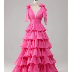 Balklänning  - Jättefin balklänning i bra kvalitet. Helt oanvänd endast testad en gång. Säljer den pga. att den inte passade mig. Färgen på klänningen var identiskt med bilderna från hemsidan (privat bild tagen i dåligt ljus gör färgen missvisande). Bra kvalitet!