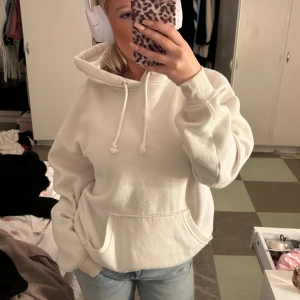 Bik bok hoodie - En super snygg och super skön hoodie från bik bok. Använder inte längre. Lite nopprig ( se sista bilden ) 