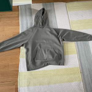 En jättefin hoodie som är använd men den är i bra skick. Jag säljer den då den inte är min stil längre.